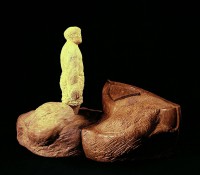 /album/anno-1998/figura-con-barca-pietra-pece-e-arenaria-cm42x65x42-1999-jpg1/